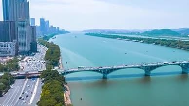 4K航拍湖南长沙湘江橘子洲头车流风景延时视频的预览图
